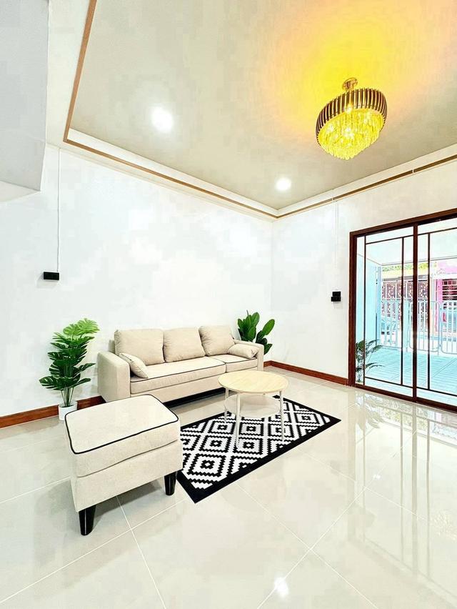 หมู่บ้านนครทองปาร์ควิว2  ไทรน้อย นนทบุรี ทาวน์เฮาส์ 2 ชั้น ตกแต่งใหม่พร้อมอยู่  ต้นโครงโครงการ 18