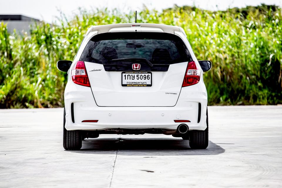 Honda Jazz 1.5 S ปี 2013 สีขาว มือเดียวป้ายแดง  6