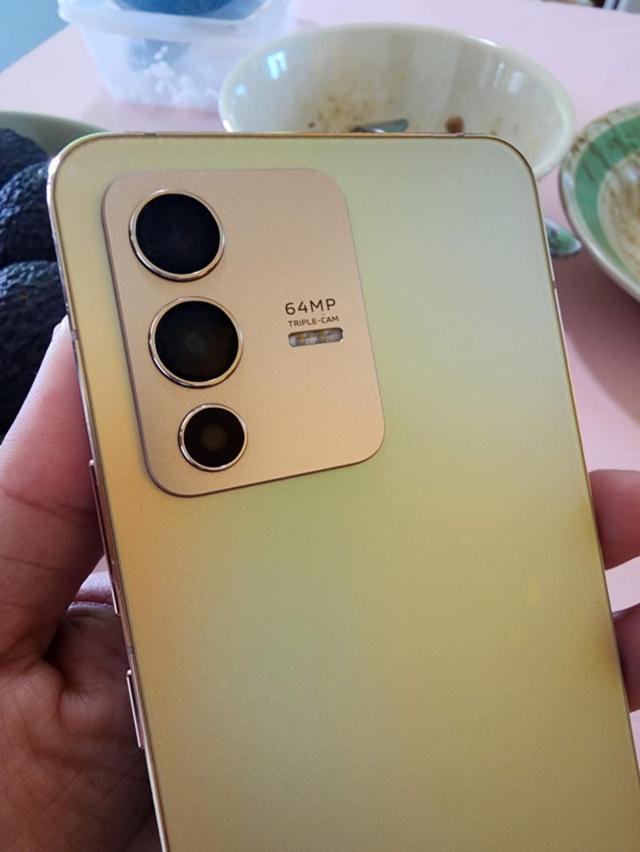 Vivo V23 สีทอง 2