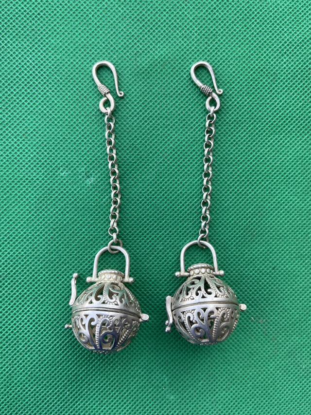 ตลับเงินใส่ลูกอมชานหมาก ตลับใส่วัตถุมงคล เนื้อเงิน ลายฉลุ พร้อมสายเหน็บ 2