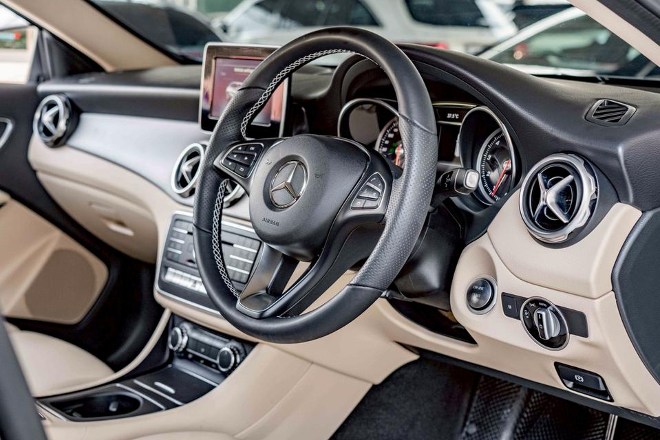 รหัสรถ NP579 BENZ GLA200 URBAN 2020 13
