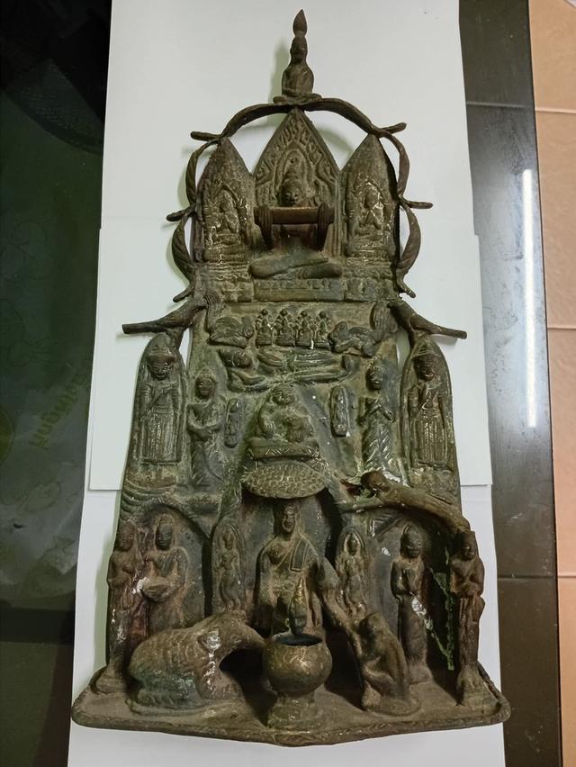 พระบูชาเก่าๆบนโต๊ะหมู่บูชา