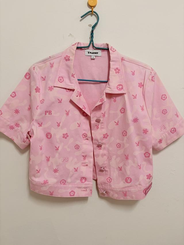 เสื้อครอป PLAYBOY สีชมพูมือ1