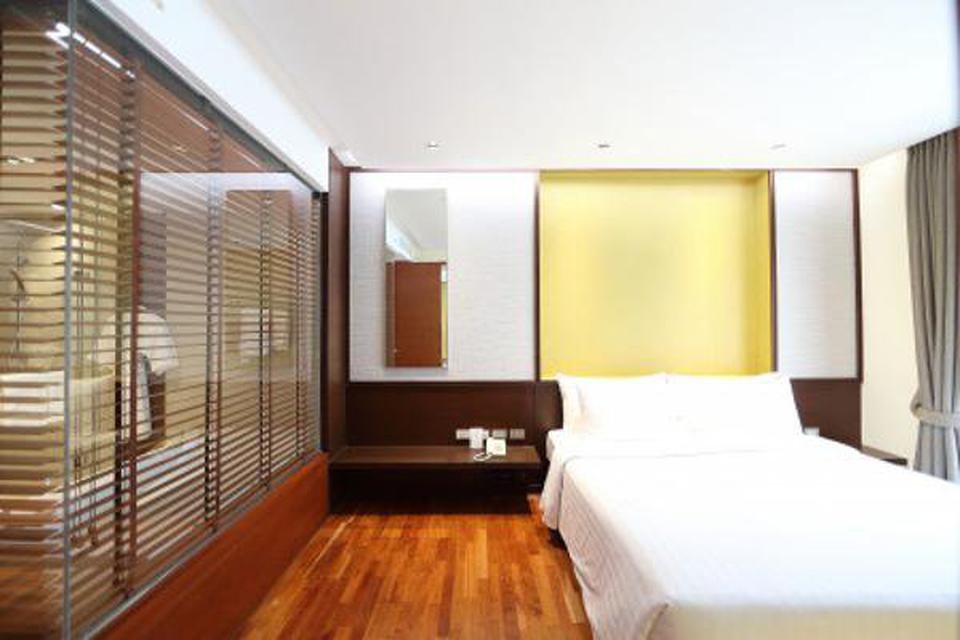 รูป 4 star hotel at Ratchada for rent, monthly rental for two bed room 96 sqm full service, rare price 1