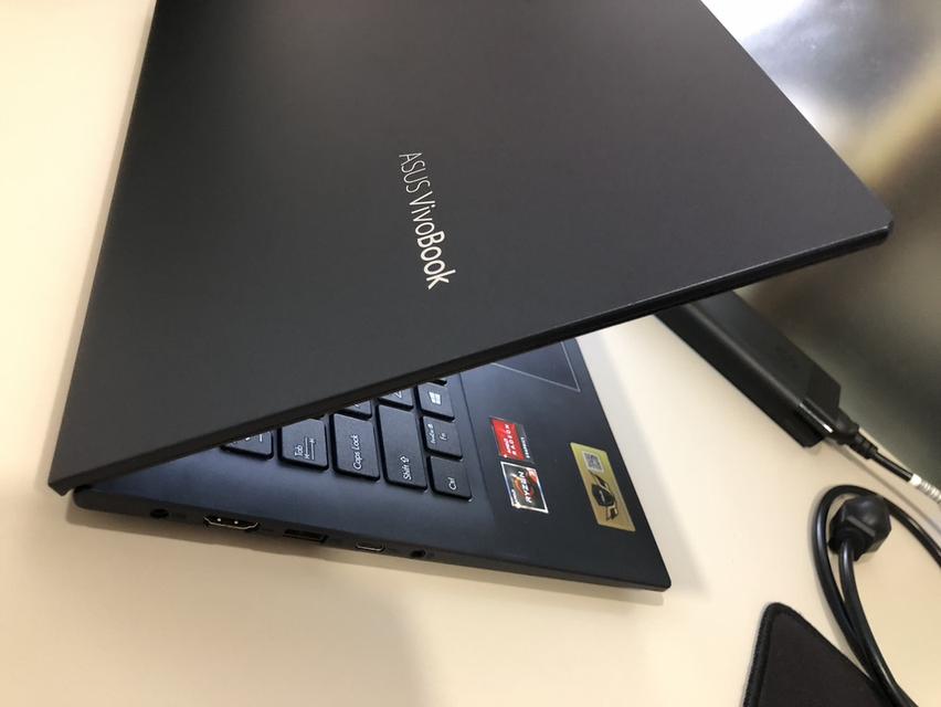 Notebook Asus ViVoBook 14 Ryzen 3 การ์ดจอ AMD Radeon ฮาร์ดดิสก์ SSD 512GB แรม4GB สภาพสวยไร้รอย