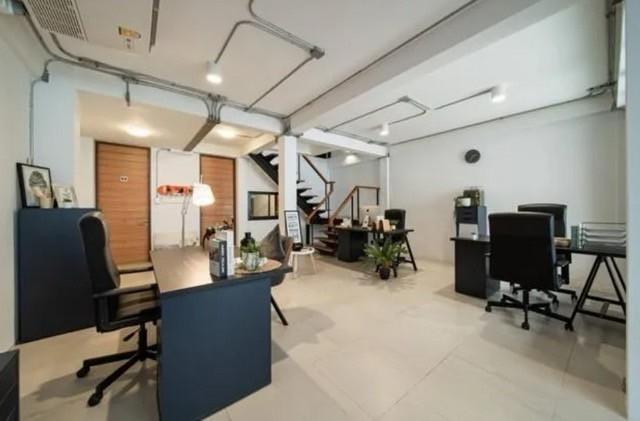 ขายทาวน์โฮม 3 ชั้น ตกแต่งครบ style MODERN LOFT เนื้อที่ 23ตร.ว. ซอยเอกมัย22 ถนนสุขุมวิท 69 ซอยในหมู่บ้าน เงียบสงบ เหมาะกับอยู่อาศัย ใกล้ BTSเอกมัย