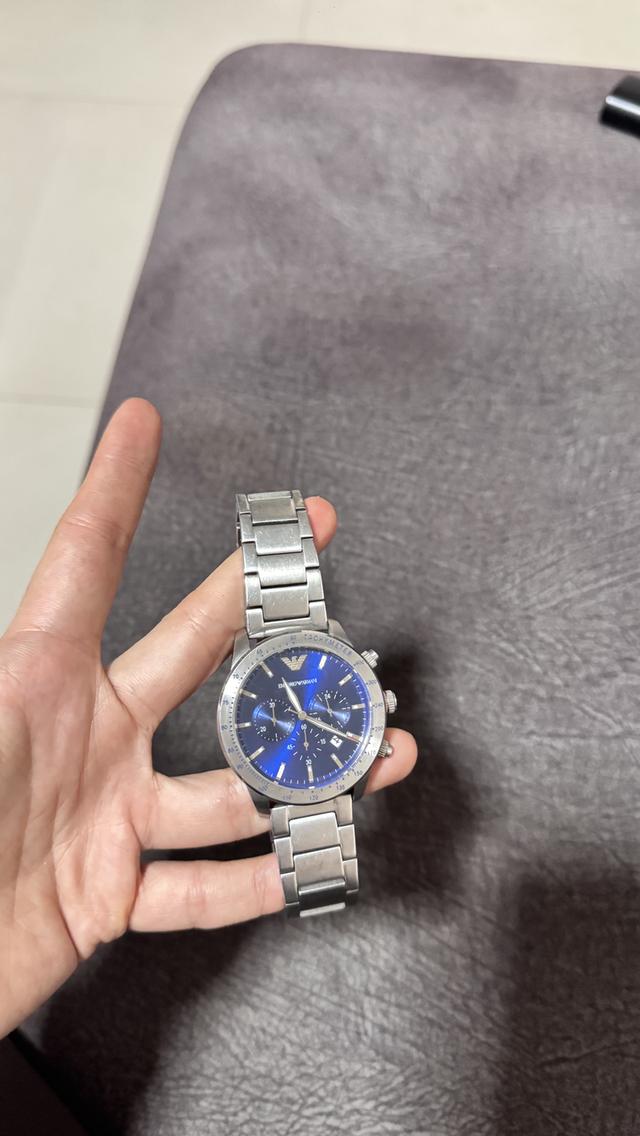 Emporio Armani รุ่น Mario Chronograph (รหัส AR11306) ซึ่งเป็นนาฬิกาข้อมือสำหรับผู้ชายที่โดดเด่นด้วยดีไซน์ทันสมัยและฟังก์ชันครบ รูปย่อยที่ 4