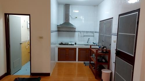 บ้านเดี่ยวบนเขา 54 ตรว. 2 ห้อนนอนใหญ่ 4x4 เมตร พร้อมโรงจอดรถเล็กได้ 2 คัน มีรั้วรอบขอบชิด มีมุ้งลวด เหล็กดัด ผ้าม่าน แอร์ เครื่อวทำน้ำอุ่น ครัว 7