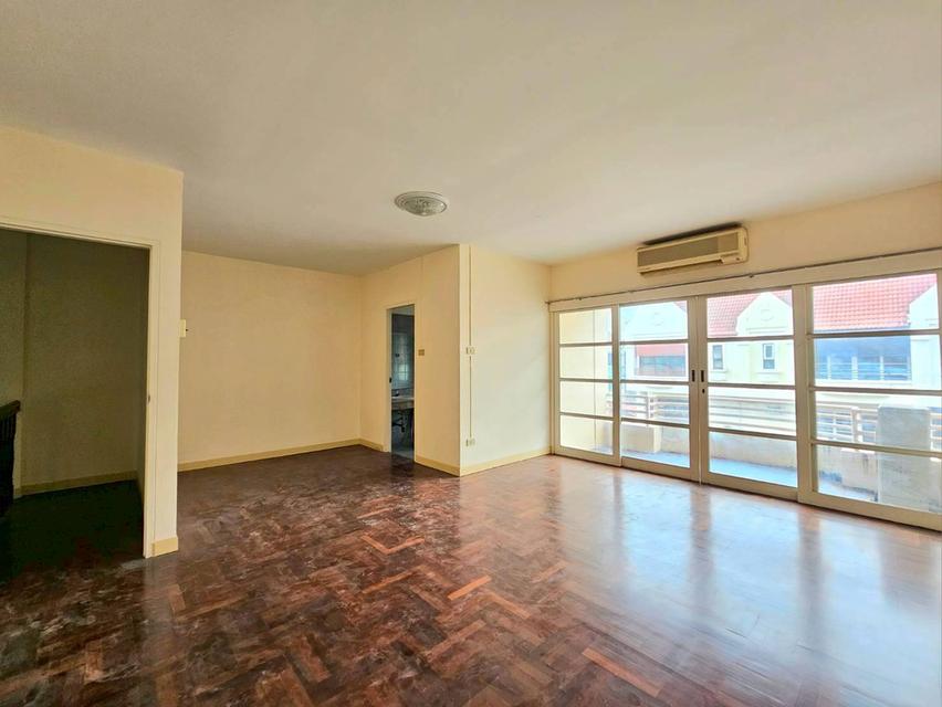 ขายด่วน📌📌  หมู่บ้านสิรินเฮ้าส์1 ปากเกร็ด16  🏠ทาวน์โฮม 3ชั้น  พื้นที่ 30 ตร.ว  🛏6 ห้องนอน 🚽4 ห้องน้ำ 🚘1 ที่จอดรถ 🌞หน้าบ้านหันทางทิศตะวันออก  [ 11