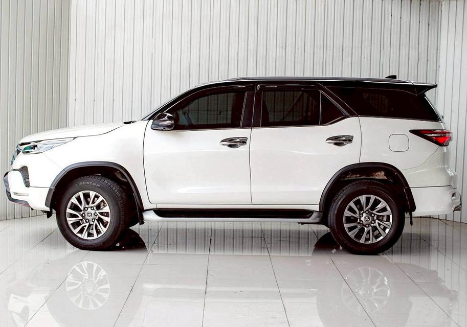 TOYOTA FORTUNER 2.4 V 4WD LEADER ปี 2022 โฉม ปี15-ปัจจุบัน เครื่องดีเซล เกียร์ Auto สีขาว 7 ที่นั่ง ไมล์แท้เพียง 54,829 km.