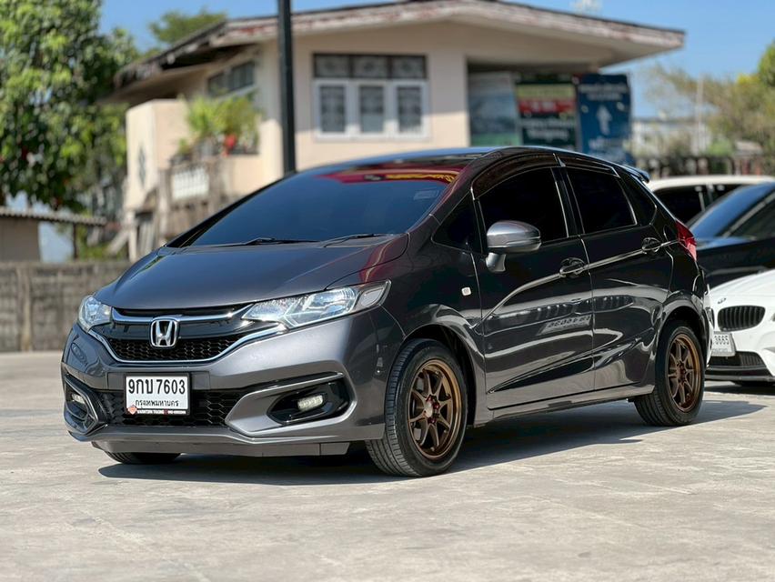 ปี 2019 HONDA JAZZ, 1.5 i-VTEC V+โฉม ปี14-ปัจจุบัน สีเทา เกียร์ออโต้ เครื่องเบนซินมือเดียวป้ายแดง