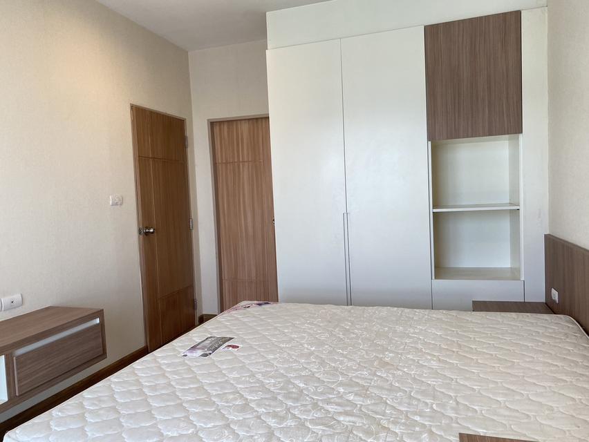 ให้เช่า เดอะ กรีน ลีฟวิ่ง คอนโด 8,000 บาท •	ขนาด 34 ตารางเมตร •	1ห้องนอน 1ห้องน้ำ ห้องนั่งเล่น •	โซฟา, ทีวี,เครื่องปรับอากาศ •	ระเบียง •	สระว่ายน้ำและ 9