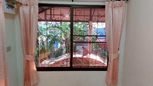 บ้านเดี่ยวบนเขา 54 ตรว. 2 ห้อนนอนใหญ่ 4x4 เมตร พร้อมโรงจอดรถเล็กได้ 2 คัน มีรั้วรอบขอบชิด มีมุ้งลวด เหล็กดัด ผ้าม่าน แอร์ เครื่อวทำน้ำอุ่น ครัว 13