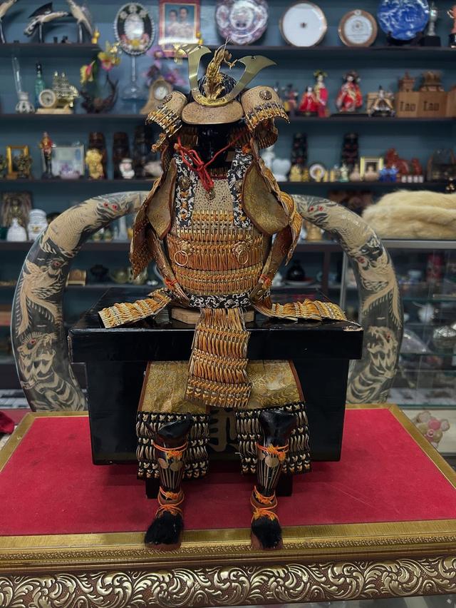 ชุดนักรบซามูไรเก่าครบชุด (หมวก+หน้ากาก+ ชุดเกาะ+กางเกง +รองเท้า) สำหรับตั้งโชว์ แถมกล่องไม้(สภาพพอใช้)