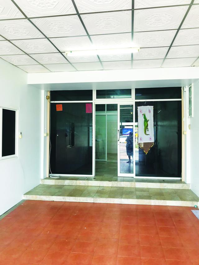 อาคารพาณิชย์ 4 ชั้น + ชั้นลอย + ชั้นดาดฟ้า อยู่ ซอยกรมที่ดิน บางบัวทอง 14