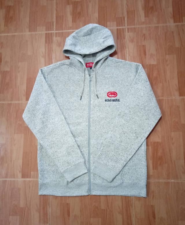 ecko unltd. เสื้อฮู๊ดสภาพใหม่มาก เหมือนยังไม่ผ่านการใช้งาน สีเทากระ ปักโลโก้อก เนื้อผ้าด้านในเป็นแบบผ้าสำลีเกรียนๆ ไม่มีตำหนิ