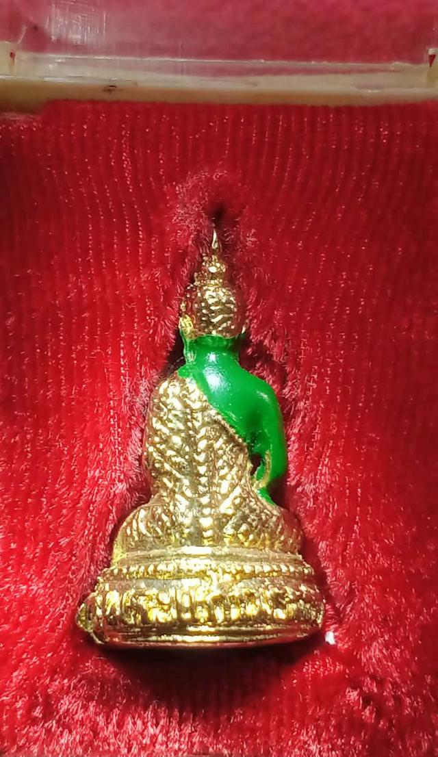 รูปเหมือนหล่ออุดกริ่ง พระพุทธมณีรัตนปฏิมากร องค์พระแก้วมรกต วัดพระศรีรัตนศาสดาราม (วัดพระแก้ว) กรุงเทพมหานคร พร้อมกล่องเดิม เนื้อโลหะทาสี ฤดูฝน คับ รูปย่อยที่ 3