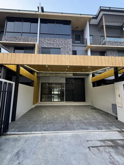 ให้เช่า Luxury Townhome 3 ชั้น 29.9 ตรว. The Landmark เอกมัย-รามอินทรา เดินทางสะดวก ใกล้จุดขึ้นลงทางด่วน ใกล้เซ็นทรัลอีส 1