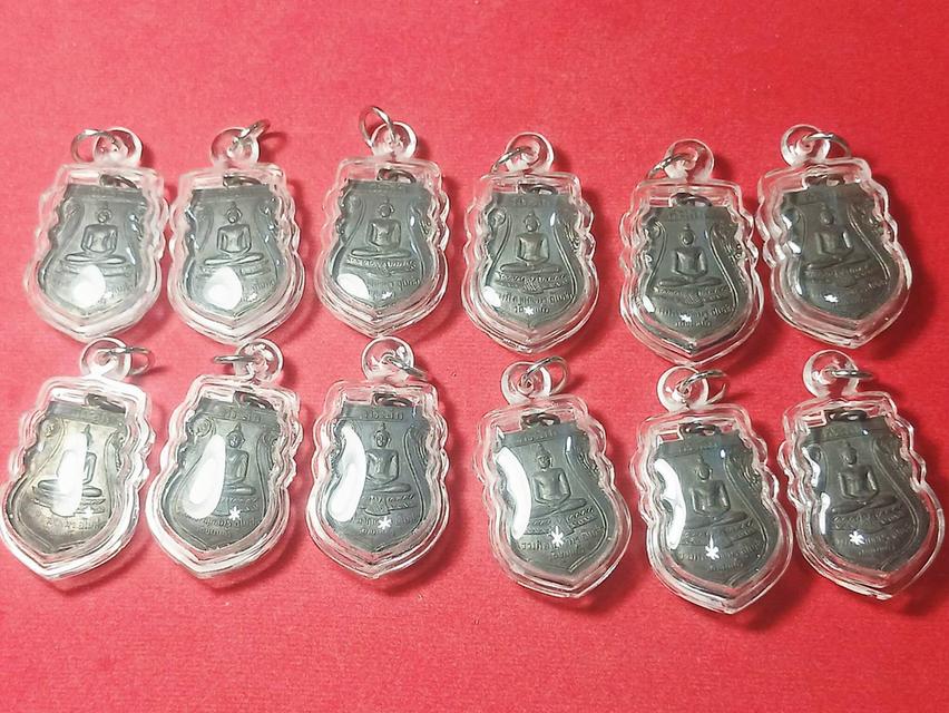 เหรียญพระพุทธ วัดขุมแก้ว (วัดกระจิว) จัดสร้างในปี พ.ศ. 2496 จัดเป็นเหรียญพระพุทธเก่าแก่ เนื้อทองแดง