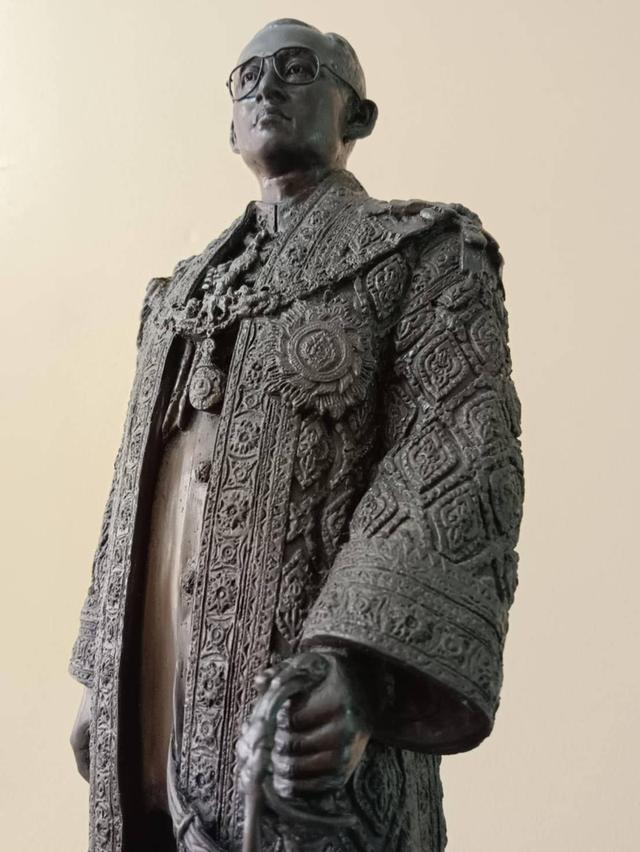 556.พระบรมรูปหล่อในหลวงรัชกาลที่9 พระบาทสมเด็จพระปรมินทรมหาภูมิพลอดุลยเดช(รมดำ) พร้อมใบสำคัญกำกับพระบรมรูป 2