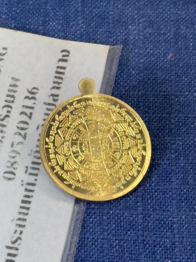 เหรียญกลมหลวงพ่อกวย ชุตินธโร วัดโฆสิตาราม รุ่นแรงครู ชุดกรรมการ เลข554 เนื้อทองฝาบาตรหน้ากากดีบุก 2