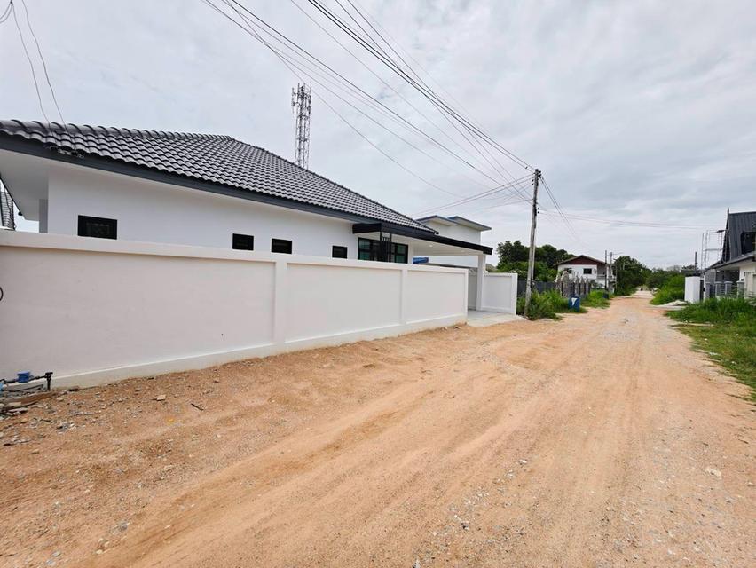 บ้านสวยทำเลดี ติดอ่างเก็บน้ำมาบประชัน พร้อมเข้าอยู่ เฟอร์นิเจอร์ครบ ทำเลขอบอ่างมาบประชัน บรรยากาศดี เดินทางสะดวก รายล้อมด้วยสิ่งอำนวยความสะดวกครบครัน 2