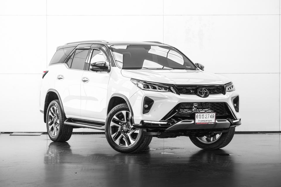 2020 TOYOTA FORTUNER 2.8 LEGENDER BLACK TOP 2WD SUV สีขาว-ดำ เลขไมล์ 80168 กม.