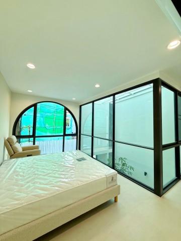 เอกมัย ปรีดี ให้เช่าทาวน์โฮม 3 ชั้นรีโนเวทใหม่ 3 นอน รร.นานาชาติเซนต์แอนดรูว์ กรุงเทพฯ 150 ม. 3 น้ำ 23 ตร.ว. 180 ตร.ม.BT 6