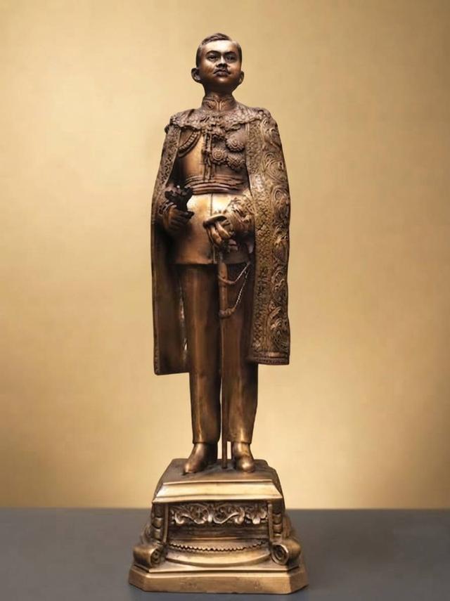 764.พระบรมรูปหล่อสมเด็จพระบูรพกษัตริยาธิราช รัชกาลที่ 1 - รัชกาลที่ 9 แห่งมหาจักรีบรมราชวงศ์ รูปที่ 8