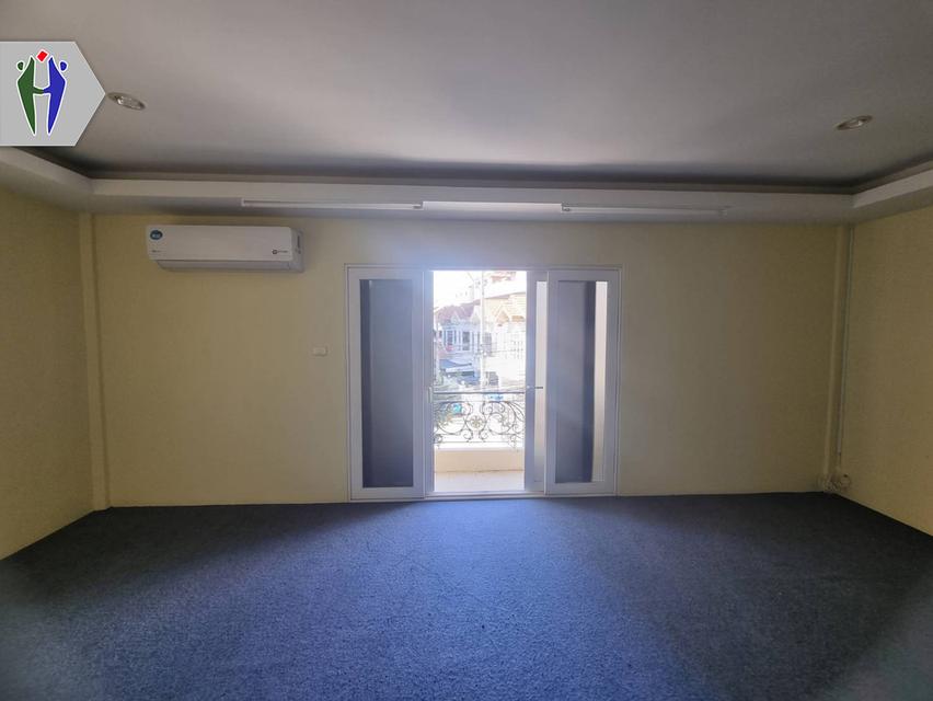 อาคารพาณิชย์ให้ พัทยาใต้ สายสาม ทำธุรกิจได้ พร้อมเข้าอยู่ • อาคารพาณิชย์ 3 ชั้น 24 ตารางวา • มีที่จอดรถหน้าตึก • มีห้องน้ำทุกชั้น • เฟอร์นิเจอร์บางส่ว 3