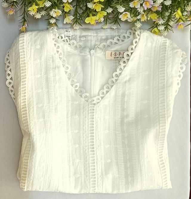 เสื้อผู้หญิงแขนกุด, สีขาว