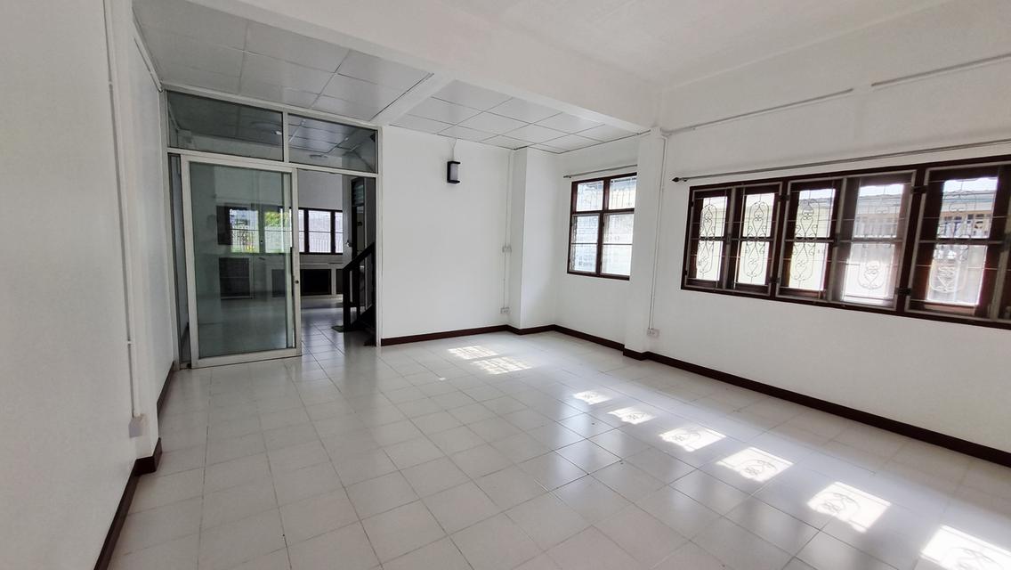 บ้านทาวน์เฮ้าส์ 3 ชั้น 8