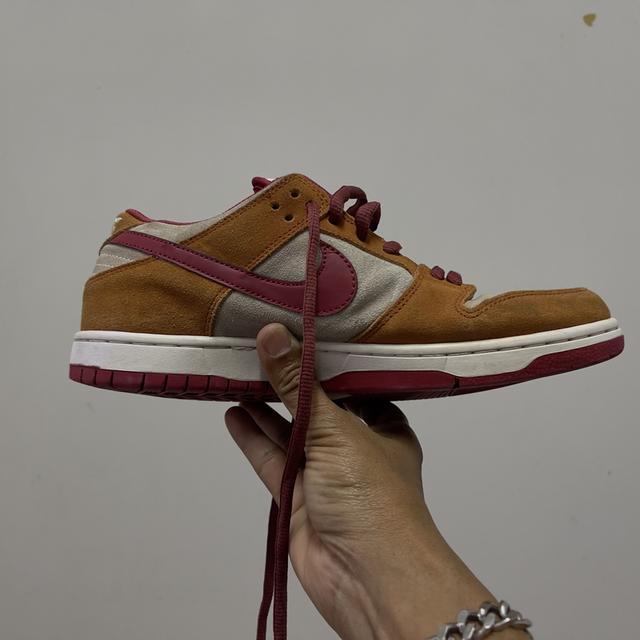 รองเท้า Nike Dunk Low (SB) โทนสีน้ำตาล–ขาว–แดงไวน์