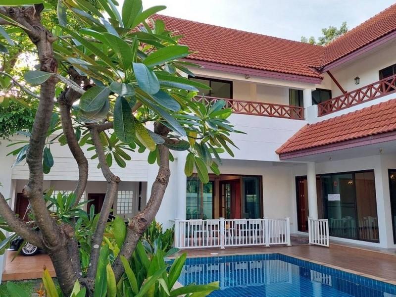 รูป RH013424 Single house with private pool in New Petchburi Road