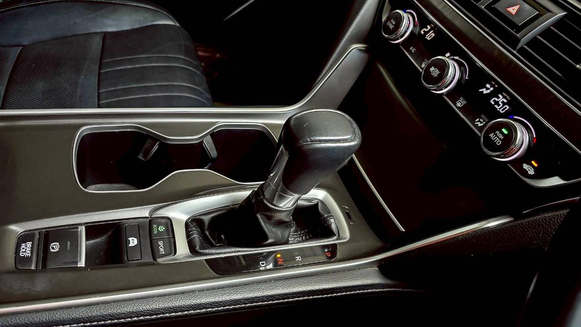 ขาย Honda Accord 2.0Hyrid Tech ปี20 10