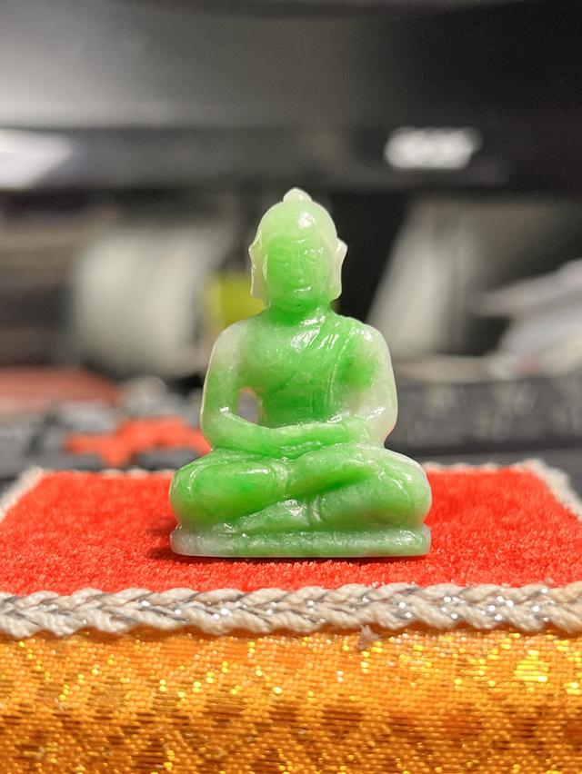 พระแกะสลักหยกพม่าแท้ สีกรีนแอปเปิ้ล (Apple Green Jade) ปางสมาธิ เนื้อฉ่ำน้ำ สดใสสวยงาม