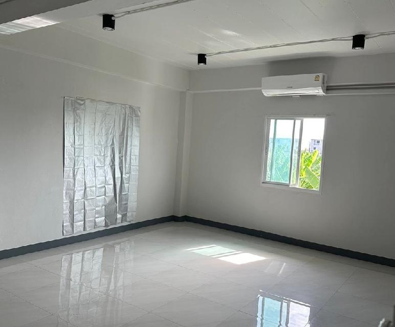 ให้เช่าอาคาร / อาคารสำนักงาน 4 ชั้น / ซอยพัฒนาการ 97 / พื้นที่ใช้สอย 698 ตารางเมตร / แอร์ 3 เครื่อง (คนเช่าติดเพิ่มเองได้) / จอดรถ 5-6 คัน 9