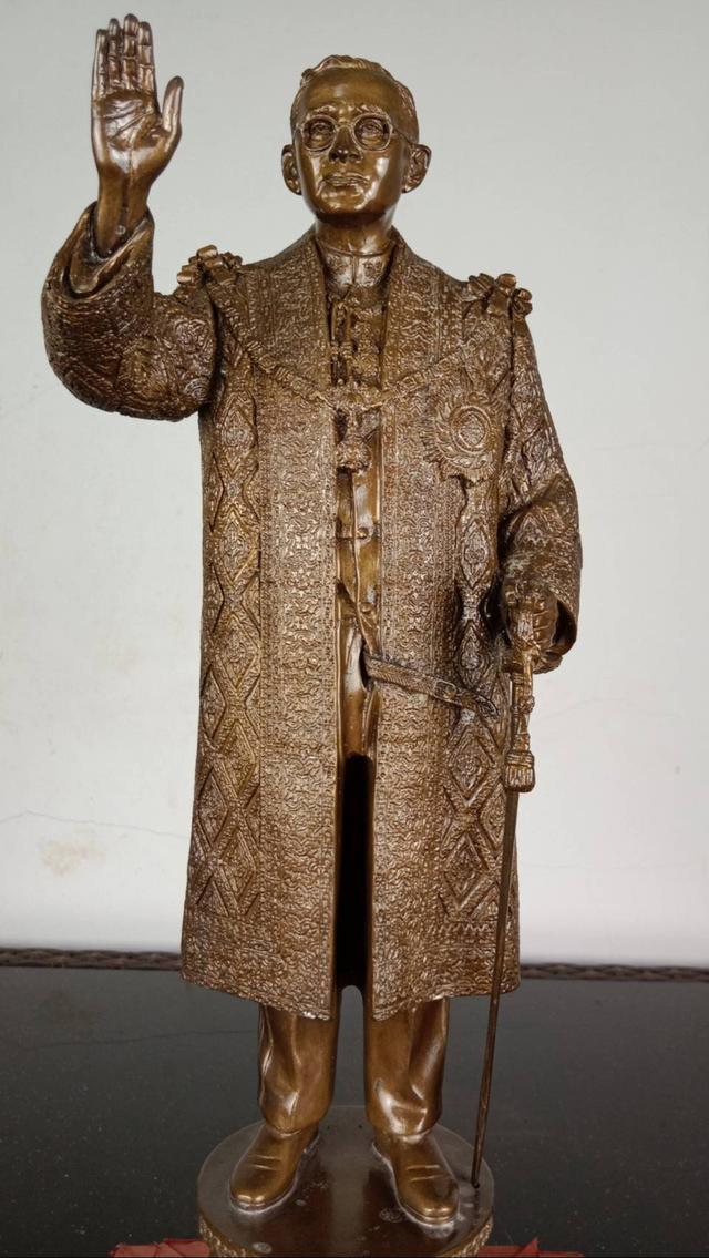 475.พระบรมรูปหล่อในหลวงรัชกาลที่9 พระบาทสมเด็จพระปรมินทรมหาภูมิพลอดุลยเดชทรงยินดี รูปย่อยที่ 2