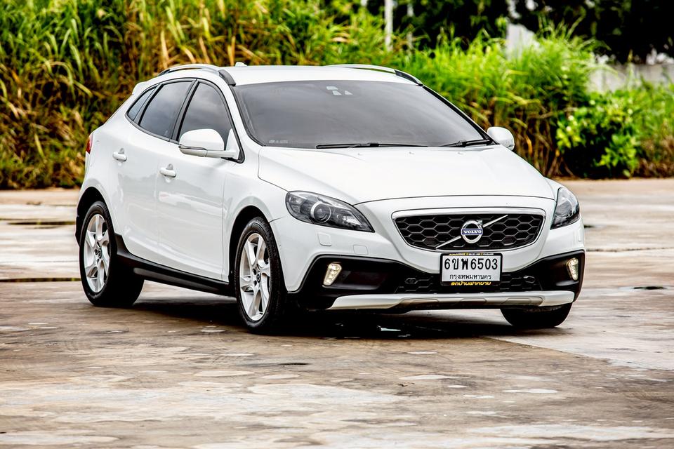 Volvo V40 T5 S 2.0 AT ปี 2014 สีขาว สภาพดีมากๆ