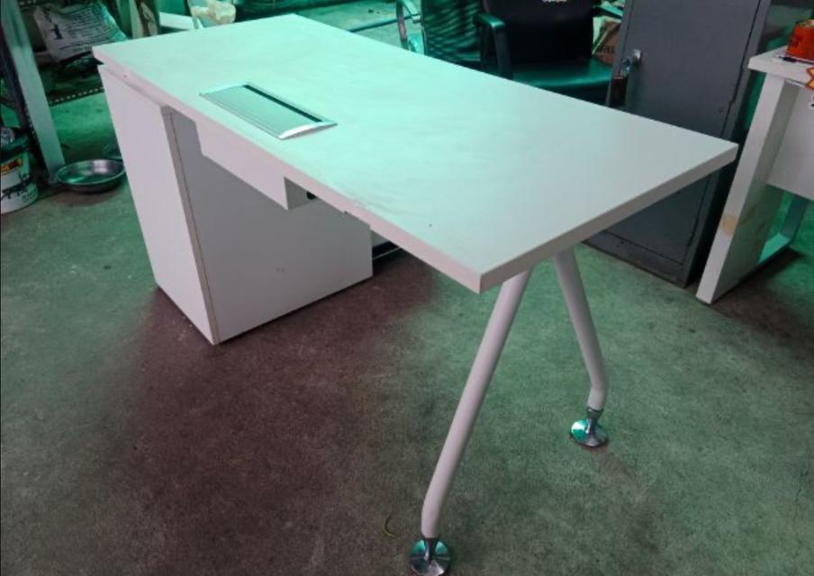 โต๊ะวางคอมพิวเตอร์ สีขาว