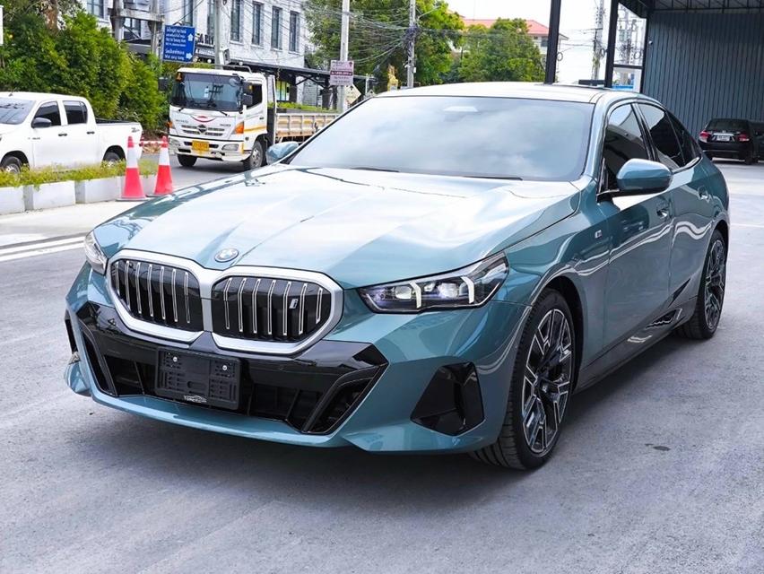 รหัสรถ KPV53 2024 BMW i5 eDrive40 M SPORT สีพิเศษ Cape York Green Metallic 3