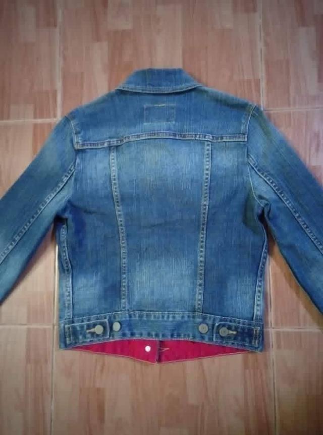 LEVI'S แจ๊กเก็ตยีนส์ สำหรับสาวตัวเล็ก แต่งขอบ+กระดุมแดง สภาพดี ไม่มีตำหนิเปื้อนขาด รูปที่ 6