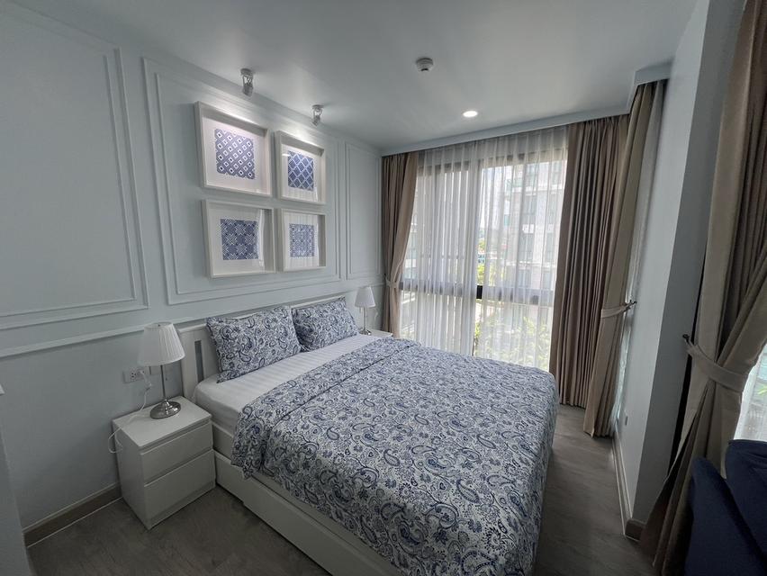 Royally Condo with Pool View 8