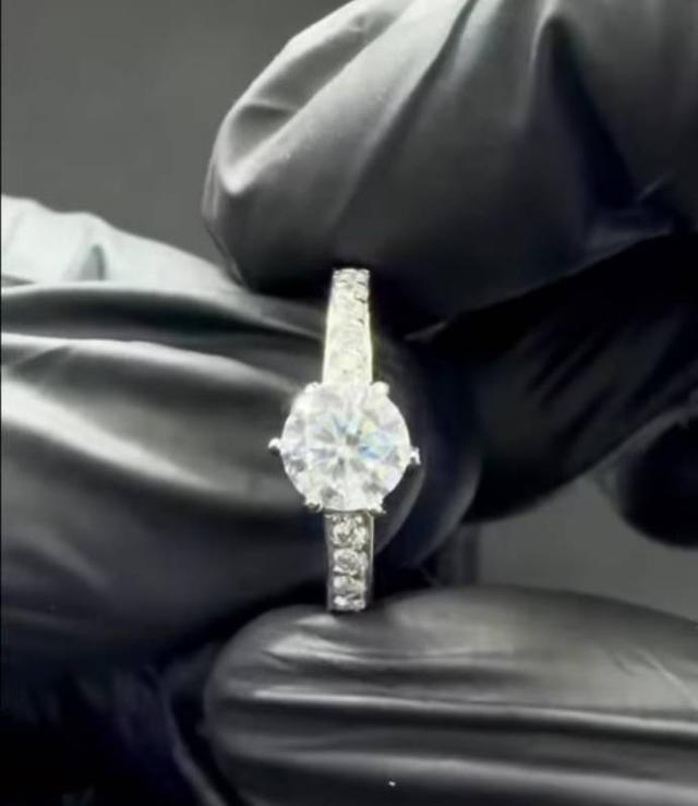 แหวนเพชร เพชรเรียบหรู เพชรงามๆ เพชรแท้ ขนาดกำลังดีใส่ได้ทุกวัน -ปุอามี่ Diamond Lap Rama2 (083-2469526) 3