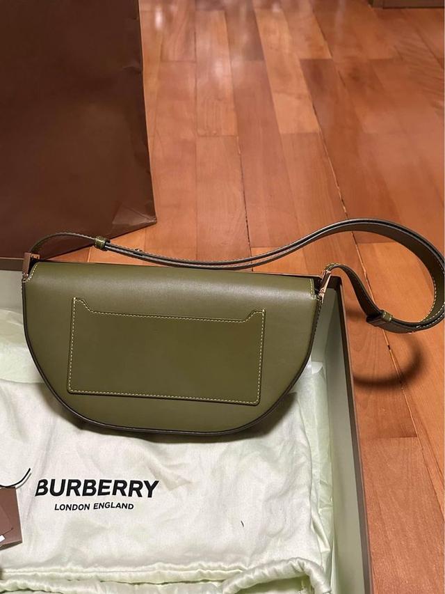 Burberry สีเขียวโอลีฟ อุปกรณ์ครบ 5