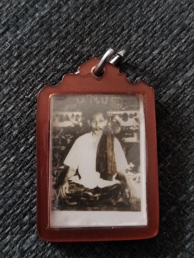 คุณพ่อเที่ยง ฆราวาสจอมขมังเวทย์ รูปที่ 3