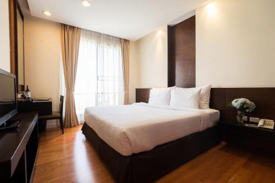 4 star hotel at Ratchada for rent, monthly rental for two bed room 79 sqm full service, rare price 3