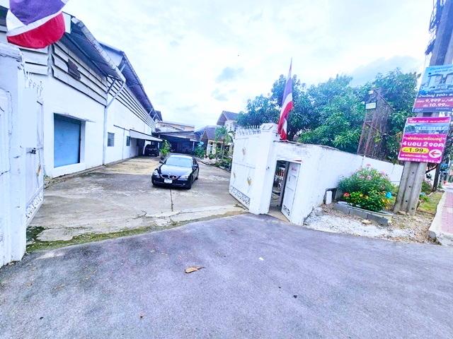 ตลาดทิพย์ พลาซ่า 1.4กม. ตลาดทุ่งครุ 3.2 กม. เทเลอร์ 18ล้อเข้าได้ ให้เช่าโกดัง 2,784 ตร.ม. 5 นอน 2 น้ำ 1 แอร์ ซ. สุขสวัสด 3