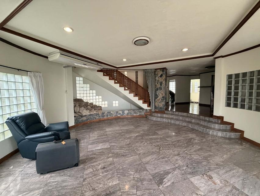 Spacious Land with Detached Home in Central Phuket – Large Garden & 4-Car Parking 2