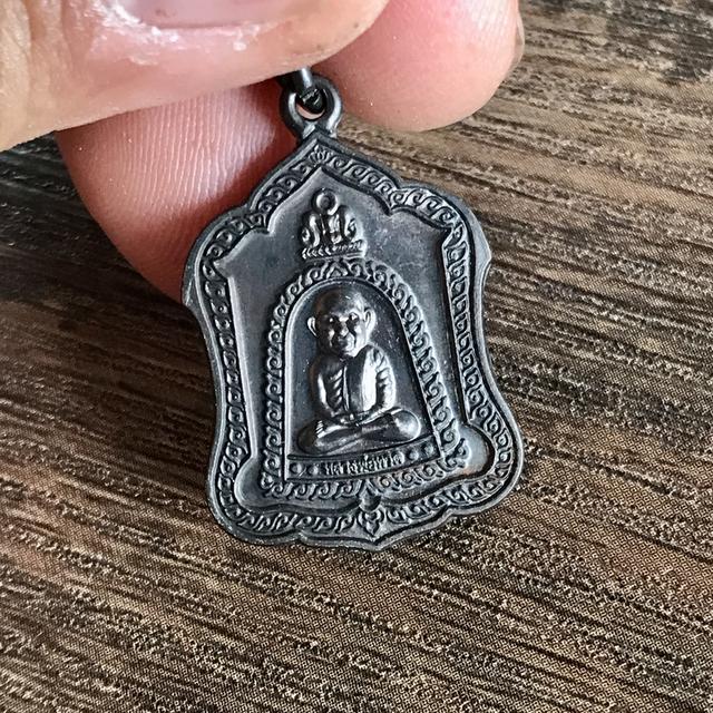เหรียญแจกทาน หลวงปู่ทวดหลังพ่อท่านพรหม วัดพลานุภาพ ปัตตานี ตอกโค๊ด หมายเลข 5066 รูปที่ 3